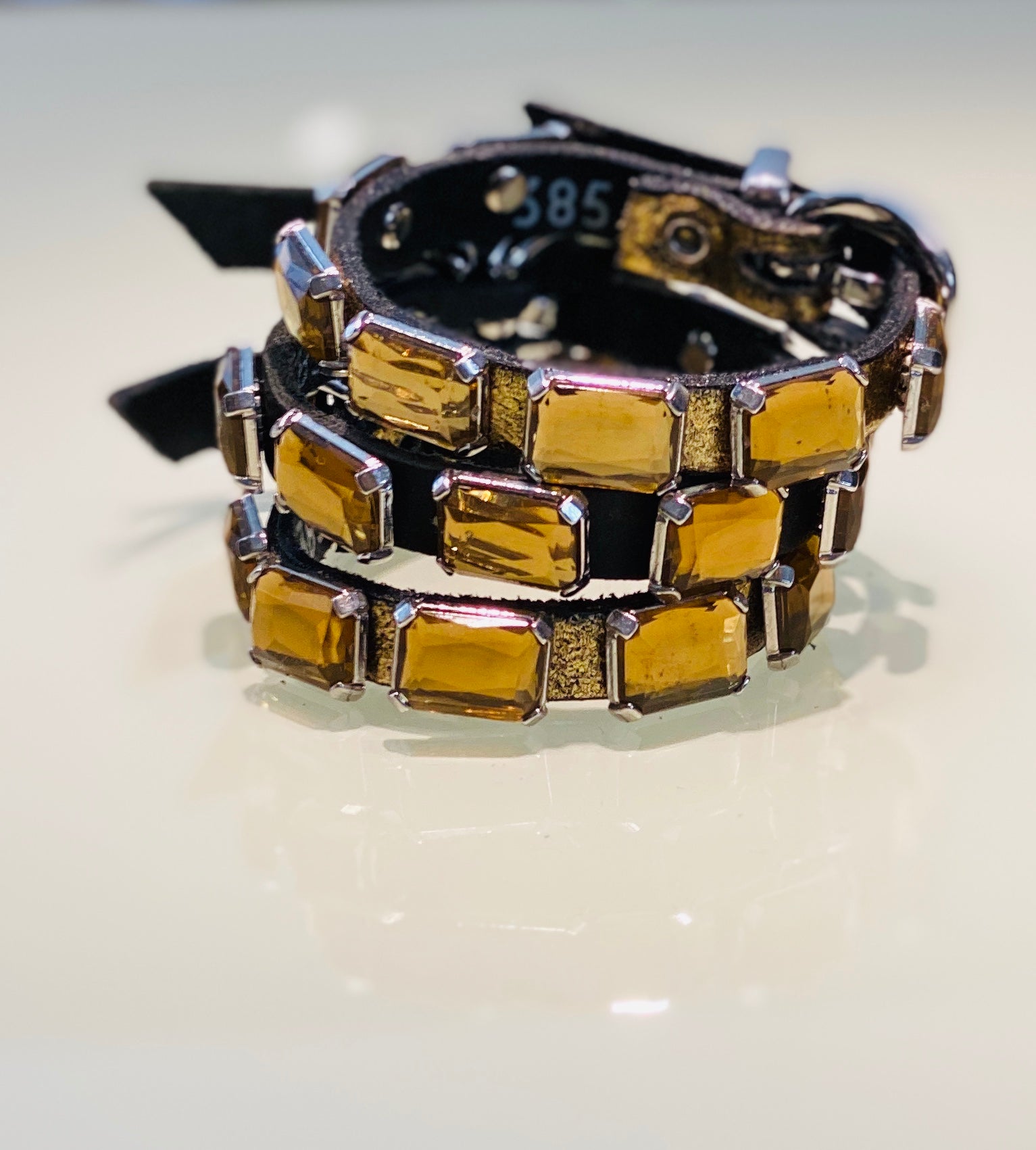 Goldenes Leder-Armband mit goldenen Steinen