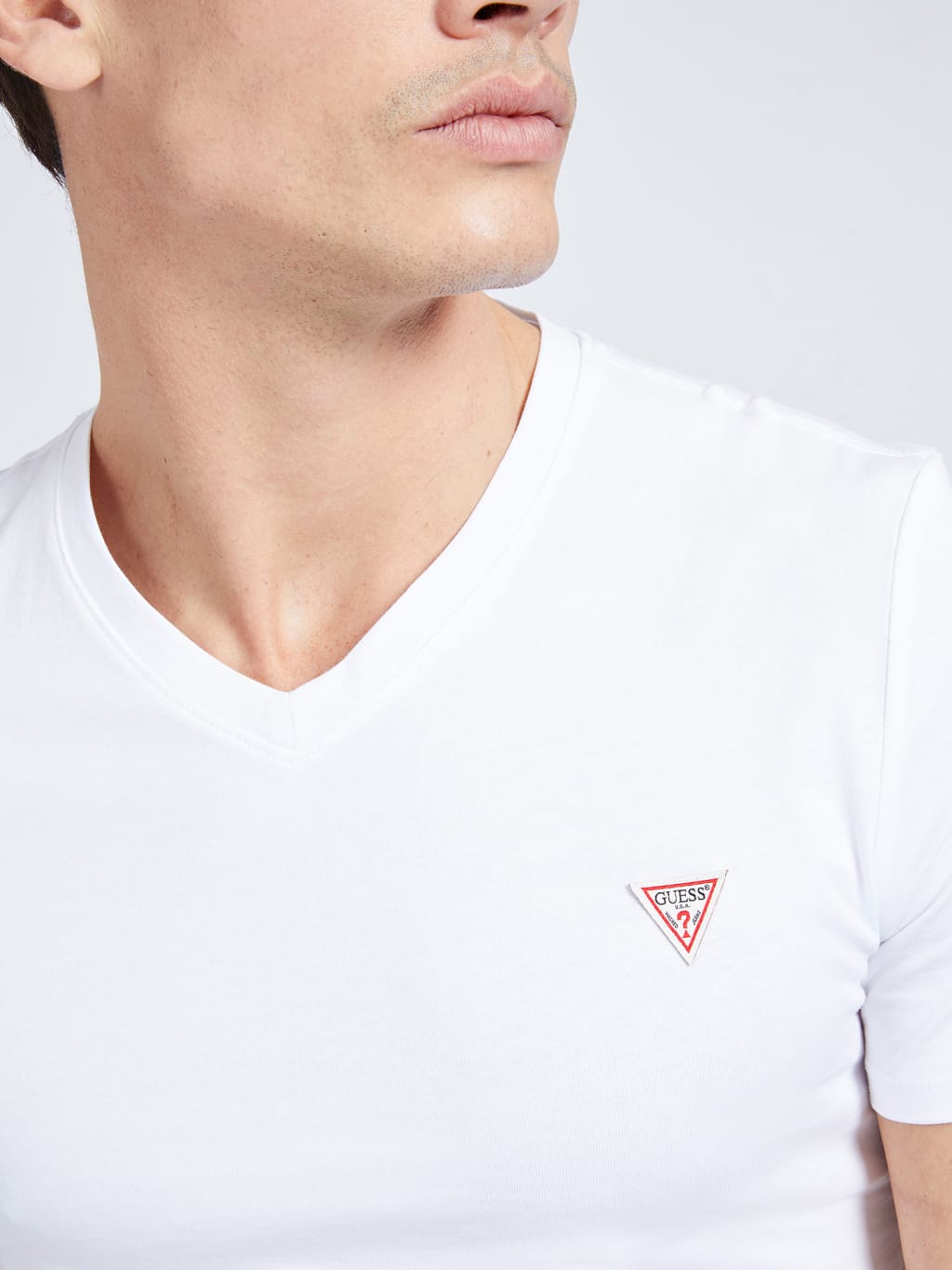 GUESS T-SHIRT V-NECK white